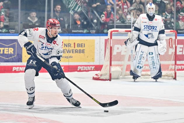 Penny DEL: Augsburger Panther vs. Schwenninger Wild Wings, September 20, 2026, AUGSBURG, GERMANY, September 20—Alexander PETERS of the Schwenninger Wild Wings holds the puck during the Penny DEL game between the Augsburger Panther and the Schwenninger Wild Wings on Matchday 2 at the Curt Frenzel Stadium Copyright: xBEAUTIFULxSPORTS Goldbergx