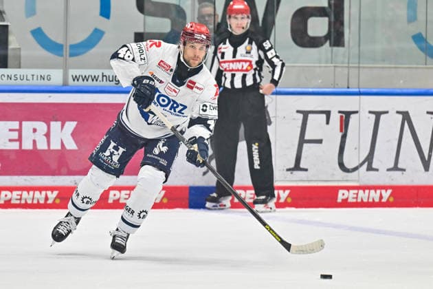 Penny DEL Augsburg Panthers vs. Schwenningen Wild Wings, September 20, 2026, AUGSBURG, GERMANY September 20, Eric MARTINSSON of the Schwenninger Wild Wings, No. 46, with the puck during the Penny DEL game between the Augsburger Panther and the Schwenninger Wild Wings on Matchday 2 at Curt Frenzel Stadium Copyright: xBEAUTIFULxSPORTS Goldbergx