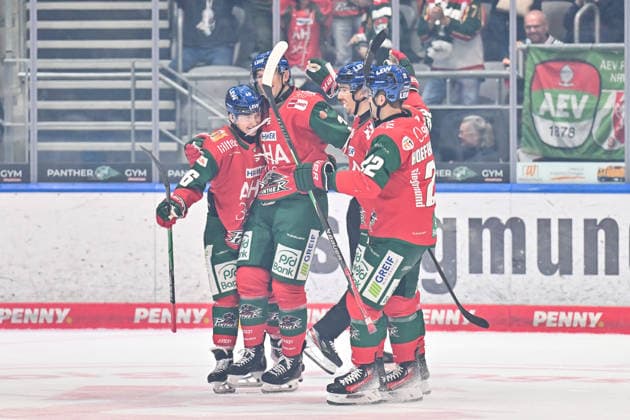Penny DEL: Augsburger Panther vs. Schwenninger Wild Wings, September 20, 2026, AUGSBURG, GERMANY September 20 The Panthers celebrate after Alec McCREA scores the 1-0 goal. Augsburg Panthers 3 Goal Scorer Joy Happy during the Penny DEL match between the Augsburg Panthers and the Schwenninger Wild Wings on Matchday 2 at the Curt Frenzel Stadium Copyright: xBEAUTIFULxSPORTS Goldbergx