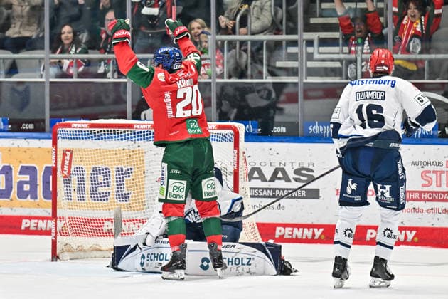 Penny DEL: Augsburger Panther vs. Schwenninger Wild Wings, September 20, 2026, AUGSBURG, GERMANY September 20 The Panthers celebrate after Philipp KRAUß scores to make it 6–2 for the Augsburger Panther 20th goal; the goal-scorer is overjoyed during the Penny DEL match between the Augsburger Panther and the Schwenninger Wild Wings on Matchday 2 at the Curt Frenzel Stadium Copyright: xBEAUTIFULxSPORTS Goldbergx