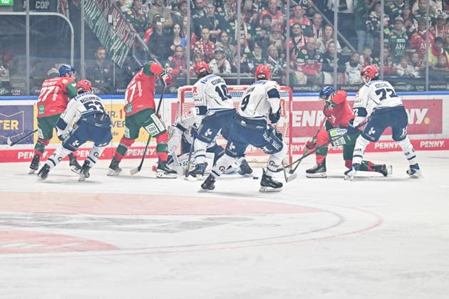 Penny DEL: Augsburger Panther vs. Schwenninger Wild Wings, September 20, 2026, AUGSBURG, GERMANY, September 20. Pictured: A scramble in front of Simon WOLF’s net (Schwenninger Wild Wings, No. 35) during the Penny DEL match between the Augsburger Panther and the Schwenninger Wild Wings on Matchday 2 at Curt Frenzel Stadium. Copyright: xBEAUTIFULxSPORTS Goldbergx