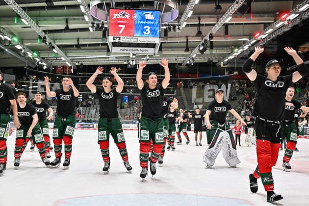 Penny DEL Augsburg Panthers vs. Schwenningen Wild Wings, September 20, 2026, AUGSBURG, GERMANY, September 20: The Panther players celebrate their home victory over Schwenningen with the fans after the Penny DEL match between the Augsburger Panther and the Schwenninger Wild Wings on Matchday 2 at Curt Frenzel Stadium Copyright: xBEAUTIFULxSPORTS Goldbergx