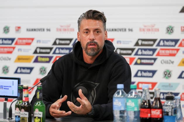 September 21, 2026, xtgx, Soccer, 2. Bundesliga, Hannover 96, Press Conference with Coach Sandro Wagner, emspor, from left: Sandro Wagner becomes the new head coach of Hannover 96, Portrait, Portrait, Single Image DFL DFB REGULATIONS PROHIBIT ANY USE OF PHOTOGRAPHS AS IMAGE SEQUENCES AND OR QUASI-VIDEO Hannover