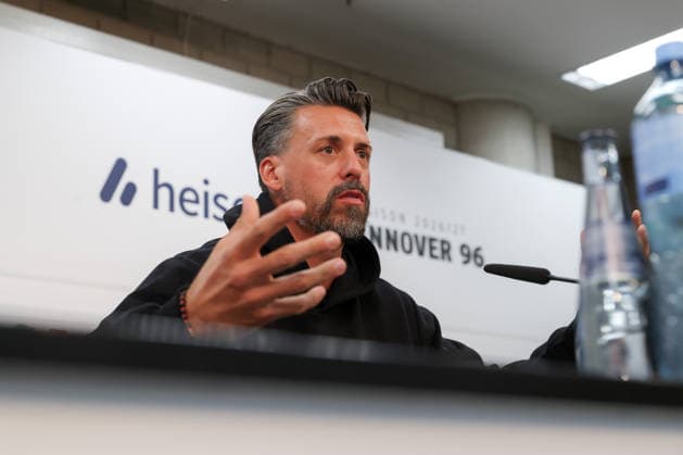 September 21, 2026, xtgx, Soccer, 2. Bundesliga, Hannover 96, Press Conference with Coach Sandro Wagner, emspor, from left: Sandro Wagner becomes the new head coach of Hannover 96, Portrait, Portrait, Single Image DFL DFB REGULATIONS PROHIBIT ANY USE OF PHOTOGRAPHS AS IMAGE SEQUENCES AND OR QUASI-VIDEO Hannover