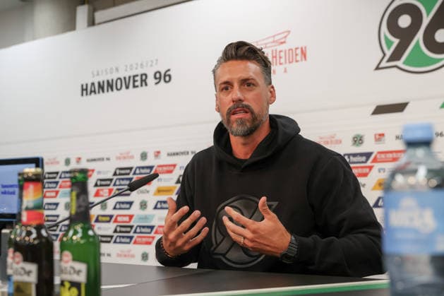 September 21, 2026, xtgx, Soccer, 2nd Bundesliga, Hannover 96, press conference with coach Sandro Wagner, emspor; from left: Sandro Wagner becomes the new head coach at Hannover 96. DFL and DFB regulations prohibit any use of photographs as image sequences and or quasi-video. Hannover