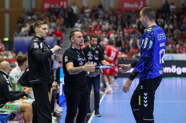 September 20, 2026, xgox, Handball: Opel HBL MT Melsungen vs. SC Magdeburg emspor, from left: Dominik Kuzmanovic (Magdeburg), 1; Dino Spiranec (Magdeburg), goalkeeper coach; Matej Mandic (Magdeburg), 12 (Kassel)