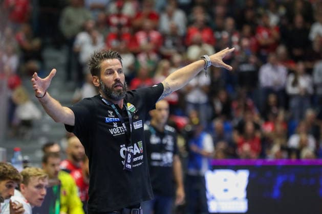 September 20, 2026, xgox, Handball Opel HBL MT Melsungen SC Magdeburg emspor, from left: Bennet Wiegert (Magdeburg), coach giving instructions, gesturing with his arms, Albin Lagergren (Magdeburg), 21 Kassel
