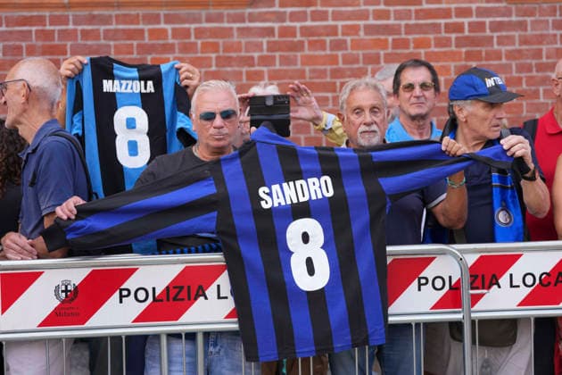 Funerali di Sandro Mazzola presso la Basilica di Sant Ambrogio, Milano (Italy) September 21 2026 (Photo Claudio Furlan LaPresse) Sandro Mazzola s funeral at the Basilica of Sant Ambrogio, Milan (Italy), September 21, 2026  Copyright: xClaudioxFurlan LaPressex