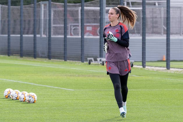 Ena Mahmutovic, goalkeeper, FC Bayern Munich Women, 01, warms up; FC Bayern Munich Women, soccer, Google Pixel Women s Bundesliga, final training session before the Champions League, 2026–2027 season, September 21, 2026; Photo: HMB Media, Franz Feiner Copyright: HMBxMedia FranzxFeiner