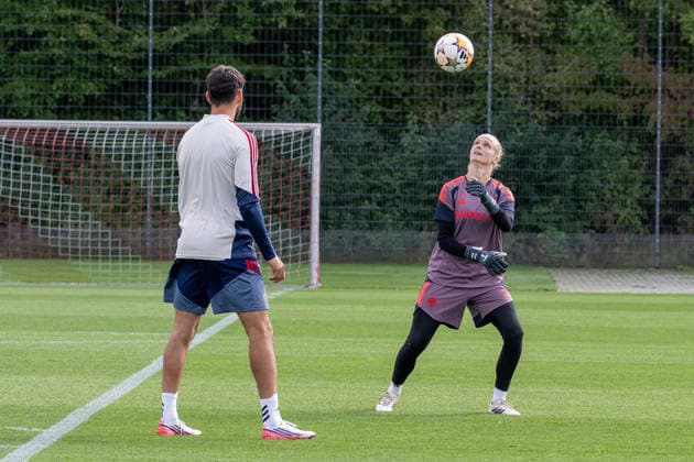Anna Klink, goalkeeper, FC Bayern Munich Women, 38, with Michael Netolitzky, goalkeeper coach, FC Bayern Munich Women, FC Bayern Munich Women, soccer, Google Pixel, Women s Bundesliga, final training session before the Champions League, 2026–2027 season, September 21, 2026 Photo: HMB Media, Franz Feiner Copyright: HMBxMedia FranzxFeiner