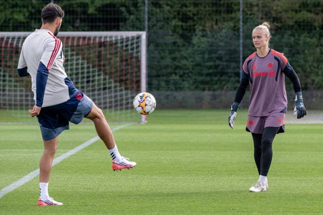Anna Klink, goalkeeper, FC Bayern Munich Women, 38, with Michael Netolitzky, goalkeeper coach, FC Bayern Munich Women; FC Bayern Munich Women, soccer, Google Pixel Women s Bundesliga, final training session before the Champions League, 2026–2027 season, September 21, 2026 Photo by HMB Media, Franz Feiner Copyright: HMBxMedia FranzxFeiner
