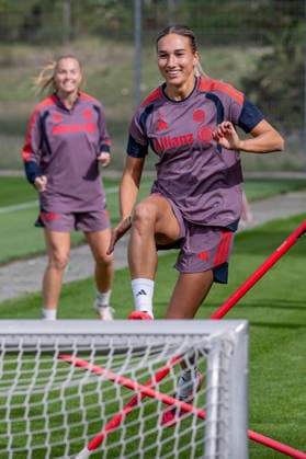 Jana Kappes, FC Bayern Munich Women, age 45, jumping over an obstacle; FC Bayern Munich Women, soccer, Google Pixel Women s Bundesliga, final training session before the Champions League, 2026–2027 season, September 21, 2026 Photo: HMB Media, Franz Feiner Copyright: HMBxMedia FranzxFeiner