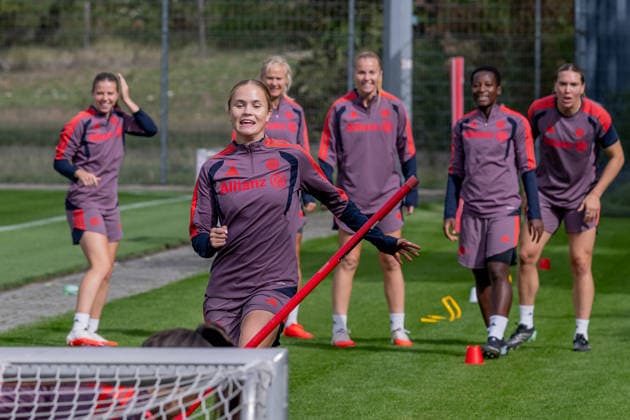 Sophie Proost, FC Bayern Munich Women, 23, is having a lot of fun; FC Bayern Munich Women, soccer, Google Pixel, Women s Bundesliga, final training session before the Champions League, 2026–2027 season, September 21, 2026; Photo: HMB Media, Franz Feiner Copyright: HMBxMedia FranzxFeiner