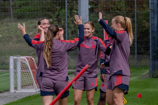 Vanessa Gilles, FC Bayern Munich Women, 02; Sarah Mattner Trembleau, FC Bayern Munich Women, 11; Sophie Proost, FC Bayern Munich Women, 23, and Glodis Perla Viggosdottir, FC Bayern Munich Women, 04, high-fiving; FC Bayern Munich Women, soccer, Google Pixel Women’s Bundesliga, final training session before the Champions League, 2026–2027 season, September 21, 2026 Photo: HMB Media, Franz Feiner Copyright: HMBxMedia FranzxFeiner