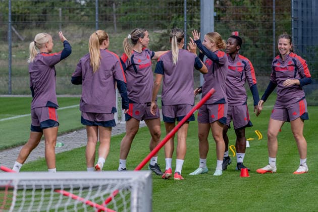 The players are having a lot of fun: FC Bayern Munich Women, soccer, Google Pixel Women s Bundesliga, final training session before the Champions League, 2026–2027 season, September 21, 2026. Photo: HMB Media, Franz Feiner Copyright: HMBxMedia FranzxFeiner