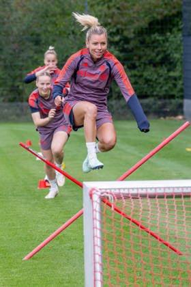 Linda Dallmann, FC Bayern Munich Women, age 10, jumping over an obstacle; FC Bayern Munich Women, soccer, Google Pixel Women s Bundesliga, final training session before the Champions League, 2026–2027 season, September 21, 2026 Photo: HMB Media, Franz Feiner Copyright: HMBxMedia FranzxFeiner