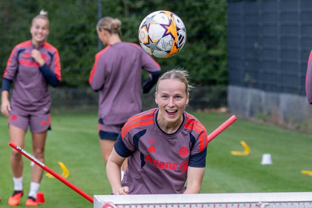 Franziska Kett, FC Bayern Munich Women, age 20, keeps her eyes on the ball; FC Bayern Munich Women, soccer, Google Pixel, Women s Bundesliga, final training session before the Champions League, 2026–2027 season, September 21, 2026; Photo: HMB Media, Franz Feiner Copyright: HMBxMedia FranzxFeiner