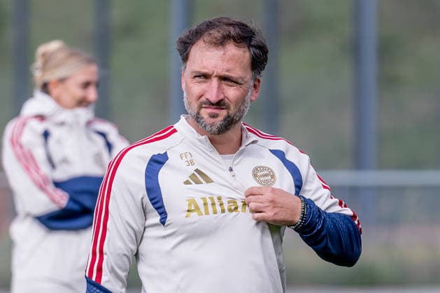 Jose Barcala, Head Coach, FC Bayern Munich Women s Team; Portrait of FC Bayern Munich Women s Team; Soccer; Google Pixel; Women s Bundesliga; Final training session before the Champions League; 2026–2027 season; September 21, 2026; Photo: HMB Media, Franz Feiner Copyright: HMBxMedia FranzxFeiner