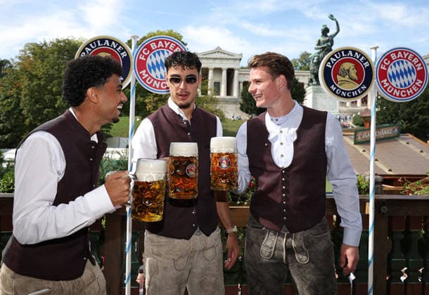 FC Bayern Munich at the 2026 Oktoberfest: Nathaniel Brown, Aleksandar Pavlovic, and Jonas Urbig on September 20, 2026, at the Oktoberfest in Käfer’s Wiesen Schänke on the Theresienwiese in Munich. Photo: FC Bayern Munich FC Bayern Munich at the 2026 Oktoberfest