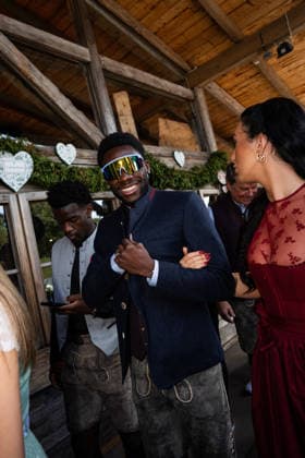 FC Bayern Munich at the 2026 Oktoberfest: Alphonso Davies with his wife, Sheyenne Jen, on September 20, 2026, at the Oktoberfest in Käfer’s Wiesen Schänke on the Theresienwiese in Munich. Photo: FC Bayern Munich. FC Bayern Munich at the Oktoberfest 22026
