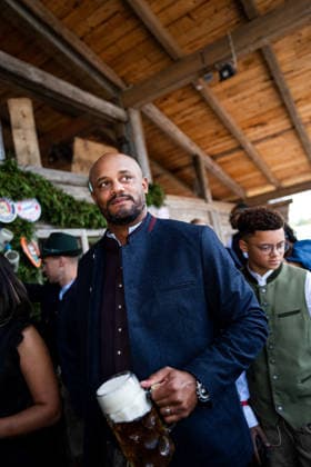 FC Bayern Munich at the 2026 Oktoberfest Vincent Kompany on September 20, 2026, at the Oktoberfest in Käfer’s Wiesen Schänke on the Theresienwiese in Munich Photo: FC Bayern Munich FC Bayern Munich at the 2026 Oktoberfest