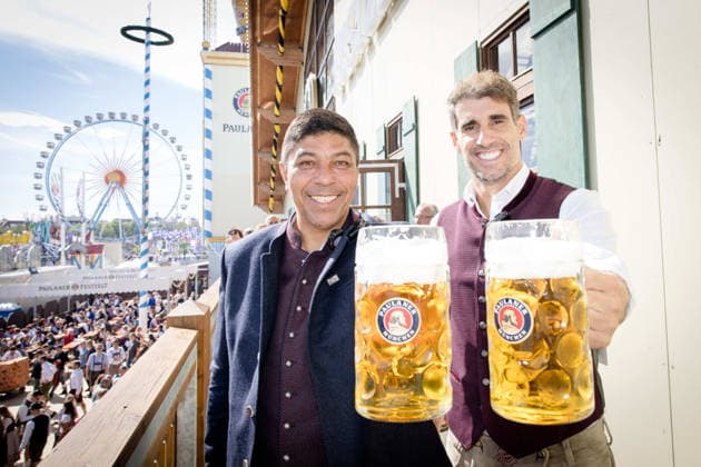 FC Bayern Munich at Oktoberfest 2026: Giovane Elber and Javi Martinez on September 20, 2026, at the Käfers Wiesen Schänke on the Theresienwiese in Munich. Photo: FC Bayern Munich. FC Bayern Munich at Oktoberfest 2026