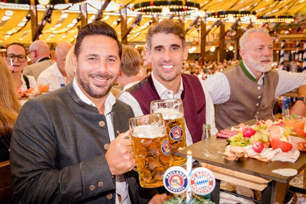 FC Bayern Munich at the 2026 Oktoberfest Claudio Pizarro and Javi Martinez on September 20, 2026, at the Oktoberfest in Käfer’s Wiesen Schänke on the Theresienwiese in Munich Photo: FC Bayern Munich FC Bayern Munich at the 202 Oktoberfest6