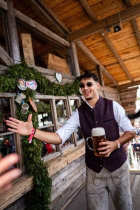 FC Bayern Munich at the 2026 Oktoberfest Aleksandar Pavlovic on September 20, 2026, at the Oktoberfest in Käfer s Wiesen Schänke on the Theresienwiese in Munich. Photo: FC Bayern Munich FC Bayern Munich at the 2026 Oktoberfest