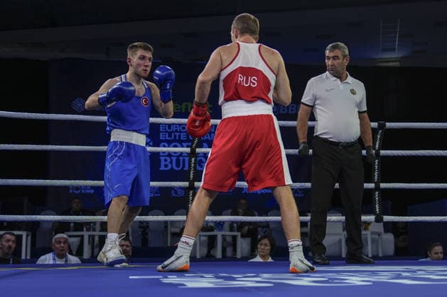 European Boxing Championships in Sofia SOFIA, BULGARIA - SEPTEMBER 21: Turkish boxer Mehmethan Cinar (blue) competes against Russian opponent Vsevolod Shumkov (red) during their men s 60kg match at the 2026 European Boxing Championships at Asics Arena in Sofia, Bulgaria, on September 21, 2026. Osmancan Gurdogan Anadolu Sofia Bulgaria. Editorial use only. Please get in touch for any other usage.  Copyright: x2026xAnadoluxOsmancanxGurdoganx
