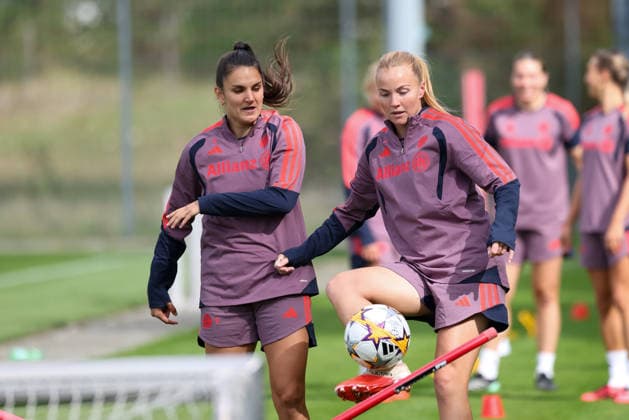 Jovana Damnjanovic, FC Bayern Munich, No. 09, with Glodis Perla Viggosdottir, FC Bayern Munich, No. 04, GER, FC Bayern Munich Women s Final Training Session, Soccer, UEFA Women s Champions League, 2026–2027 Season, September 21, 2026, GER, FC Bayern Munich Women s Final Training Session, Soccer, UEFA Women s Champions League, 2026–2027 Season, September 21, 2026, Munich Copyright: xEibner-Pressefoto JennixMaulx EP_JML