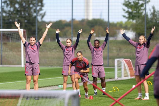 Jana Kappes of FC Bayern Munich is running, along with Vanessa Gilles of FC Bayern Munich, 02, Sophie Proost of FC Bayern Munich, 23, Bernadette Amani of FC Bayern Munich, 15, and Glodis Perla Viggosdottir of FC Bayern Munich, 04, GER, FC Bayern Munich Women’s Final Training Session, Soccer, UEFA Women’s Champions League, 2026–2027 Season, September 21, 2026, GER, FC Bayern Munich Women’s Final Training Session, Soccer, UEFA Women’s Champions League, 2026–2027 Season, September 21, 2026, Munich Copyright: xEibner-Pressefoto JennixMaulx EP_JML