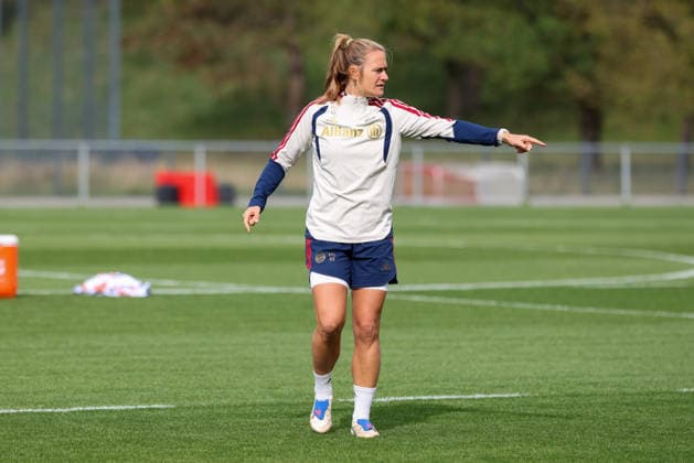 Clara Schoene of FC Bayern Munich, assistant coach, gesturing, GER, FC Bayern Munich Women s final training session, soccer, UEFA Women s Champions League, 2026–2027 season, September 21, 2026, GER, FC Bayern Munich Women s final training session, soccer, UEFA Women s Champions League, 2026–2027 season, September 21, 2026, Munich Copyright: xEibner-Pressefoto JennixMaulx EP_JML