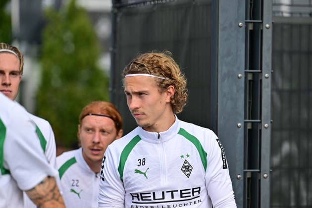September 21, 2026, Mönchengladbach Soccer, Men s, 2026–2027 season, Borussia Mönchengladbach training: Hugo Bolin (Gladbach); in the background on the left, Yukhym Konoplia (Gladbach). DFL regulations prohibit any use of photographs as image sequences and or quasi-video content at Borussia Park, North Rhine-Westphalia, Germany