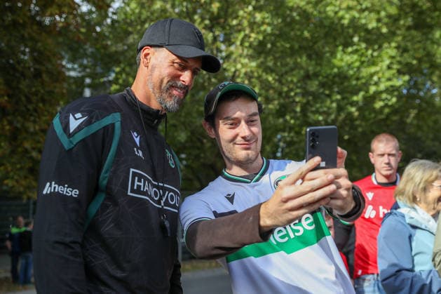 September 21, 2026, xtgx, Soccer 2. Bundesliga Hannover 96 Training emspor, from left: Sandro Wagner Hannover, Coach takes selfies with fans. DFL and DFB regulations prohibit any use of photographs as image sequences and or quasi-video. Hannover