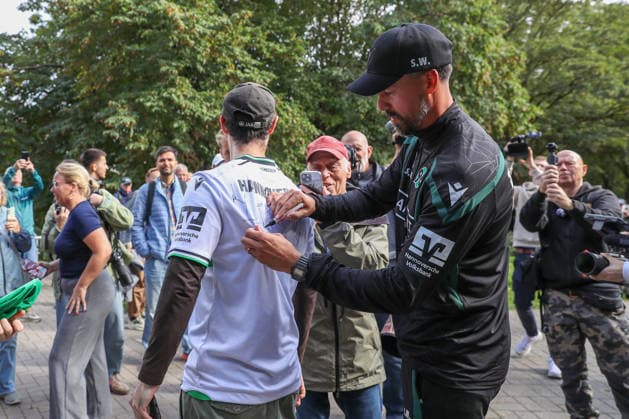 September 21, 2026, xtgx, Soccer, 2. Bundesliga, Hannover 96, Training, emspor, from left: Sandro Wagner, Hannover, Coach signing autographs; DFL and DFB regulations prohibit any use of photographs as image sequences and or quasi-video, Hannover