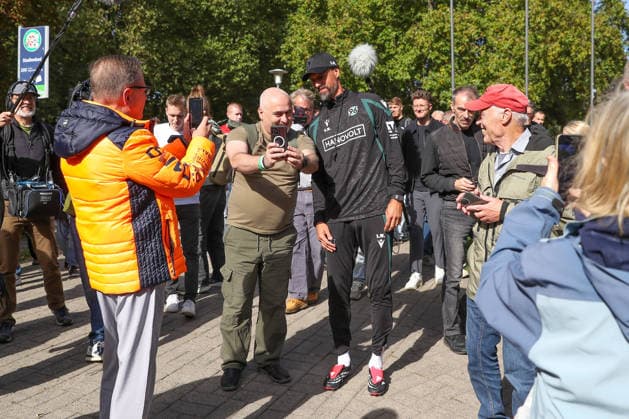 September 21, 2026, xtgx, Soccer 2. Bundesliga Hannover 96 Training emspor, from left: Sandro Wagner Hannover, Coach takes selfies with fans DFL DFB REGULATIONS PROHIBIT ANY USE OF PHOTOGRAPHS as IMAGE SEQUENCES and or QUASI-VIDEO Hannover
