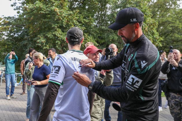 September 21, 2026, xtgx, Soccer 2. Bundesliga Hannover 96 Training emspor, from left: Sandro Wagner Hannover, Coach signing autographs DFL DFB REGULATIONS PROHIBIT ANY USE OF PHOTOGRAPHS as IMAGE SEQUENCES and or QUASI-VIDEO Hannover