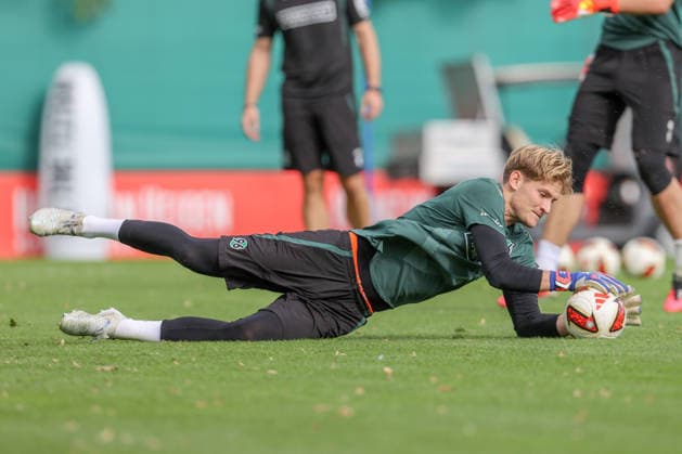 September 21, 2026, xtgx, Soccer, 2. Bundesliga, Hannover 96, Training, emspor, from left: Pascal Loretz, Hannover, 1 on the ball, plays the ball. DFL and DFB regulations prohibit any use of photographs as image sequences and or quasi-video. Hannover
