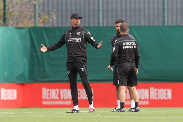 September 21, 2026, xtgx, Soccer, 2. Bundesliga, Hannover 96 Training, emspor, from left: Sandro Wagner, Hannover, Coach gives instructions, gesticulates with his arms, gesticulate, gives instructions DFL DFB REGULATIONS PROHIBIT ANY USE OF PHOTOGRAPHS as IMAGE SEQUENCES and or QUASI-VIDEO Hannover