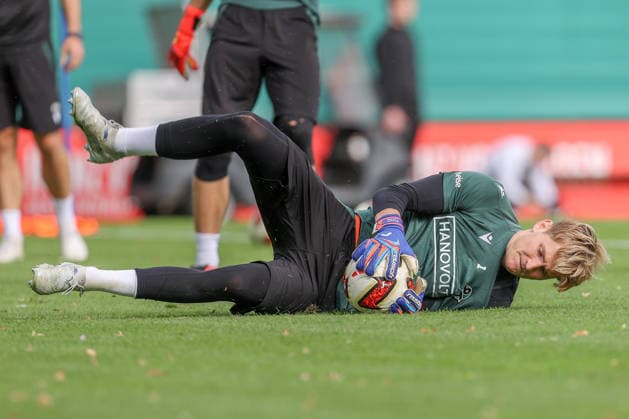September 21, 2026, xtgx, Soccer 2. Bundesliga Hannover 96 Training emspor, from left: Pascal Loretz Hannover, 1 on the ball, plays the ball. DFL and DFB regulations prohibit any use of photographs as image sequences and or quasi-video. Hannover