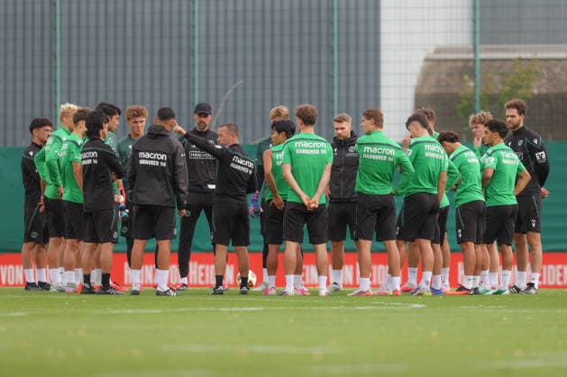 September 21, 2026, xtgx, Soccer, 2. Bundesliga, Hannover 96 Training, emspor, from left: Hannover in the team circle. DFL and DFB regulations prohibit any use of photographs as image sequences and or quasi-video. Hannover