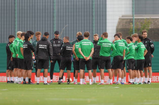 September 21, 2026, xtgx, Soccer, 2. Bundesliga, Hannover 96 Training, emspor, from left: Hannover in a team huddle. DFL and DFB regulations prohibit any use of photographs as image sequences and or quasi-video. Hannover