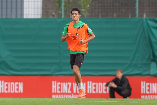 September 21, 2026, xtgx, Soccer 2. Bundesliga Hannover 96 Training emspor, from left: Asuma Ikari Hannover, 32 DFL DFB REGULATIONS PROHIBIT ANY USE OF PHOTOGRAPHS as IMAGE SEQUENCES and or QUASI-VIDEO Hannover