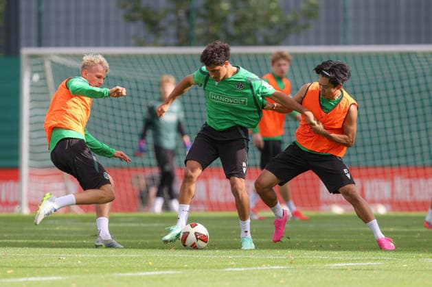 September 21, 2026, xtgx, Soccer, 2. Bundesliga, Hannover 96 Training, emspor, from left: Jasper Fynn Reinhold (Hannover), 38, Yunus Ooenal, Hannover, 24, Hayate Matsuda, Hannover, 27; Tackle, duel, battle, DFL and DFB regulations prohibit any use of photographs as image sequences and or quasi-video, Hannover