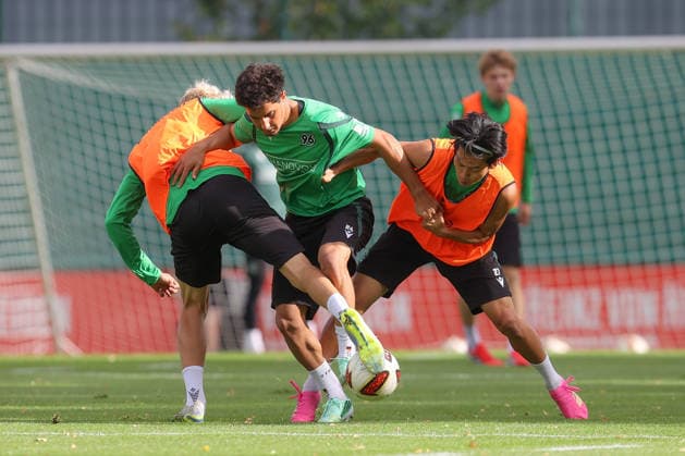 September 21, 2026, xtgx, Soccer, 2. Bundesliga, Hannover 96 Training, emspor, from left: Jasper Fynn Reinhold (Hannover), 38, Yunus Ooenal, Hannover, 24, Hayate Matsuda, Hannover, 27; Tackle, duel, battle, DFL and DFB regulations prohibit any use of photographs as image sequences and or quasi-video, Hannover