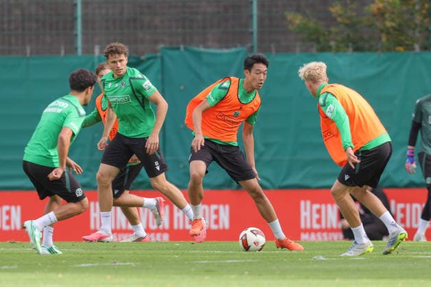 September 21, 2026, xtgx, Soccer 2. Bundesliga Hannover 96 Training emspor, from left: Asuma Ikari Hannover, 32 on the ball, plays the ball. DFL and DFB regulations prohibit any use of photographs as image sequences and or quasi-video. Hannover