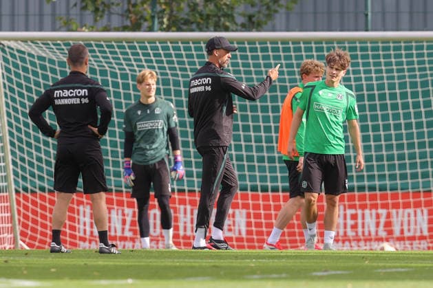 September 21, 2026, xtgx, Soccer 2. Bundesliga Hannover 96 Training emspor, from left: Sandro Wagner Hannover, Coach gives instructions, gesturing with his arms, gesticulate, gives instructions DFL DFB REGULATIONS PROHIBIT ANY USE OF PHOTOGRAPHS as IMAGE SEQUENCES and or QUASI-VIDEO Hannover