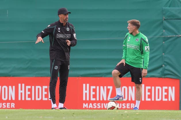 September 21, 2026, xtgx, Soccer 2. Bundesliga Hannover 96 Training emspor, from left: Sandro Wagner (Hannover), coach, and Emir Sahiti (Hannover), age 44, in conversation DFL DFB REGULATIONS PROHIBIT ANY USE OF PHOTOGRAPHS AS IMAGE SEQUENCES AND OR QUASI-VIDEO Hannover