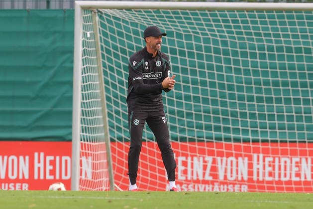 September 21, 2026, xtgx, Soccer, 2. Bundesliga, Hannover 96 Training at emspor, from left: Sandro Wagner, Hannover, Coach gives instructions, gestures with his arms, gestures, gives instructions DFL DFB REGULATIONS PROHIBIT ANY USE OF PHOTOGRAPHS as IMAGE SEQUENCES and or QUASI-VIDEO Hannover