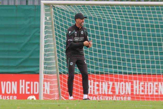 September 21, 2026, xtgx, Soccer, 2. Bundesliga, Hannover 96 Training at emspor, from left: Sandro Wagner, Hannover, Coach gives instructions, gestures with his arms, gestures, gives instructions DFL DFB REGULATIONS PROHIBIT ANY USE OF PHOTOGRAPHS as IMAGE SEQUENCES and or QUASI-VIDEO Hannover